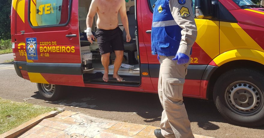 Homem é atendido pelo Siate após dar soco em janela e machucar a mão