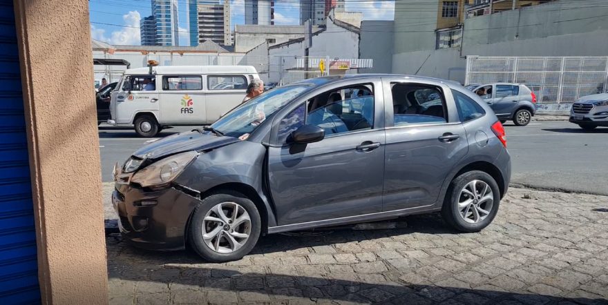 Carro com placas de Cascavel se envolve em acidente com vítima ferida em Curitiba