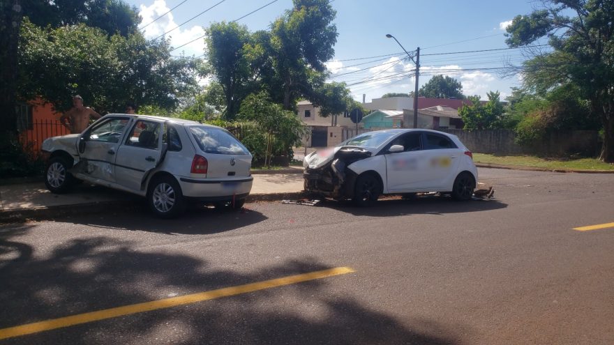 Colisão entre Gol e HB20 mobiliza Corpo de Bombeiros no Santa Felicidade