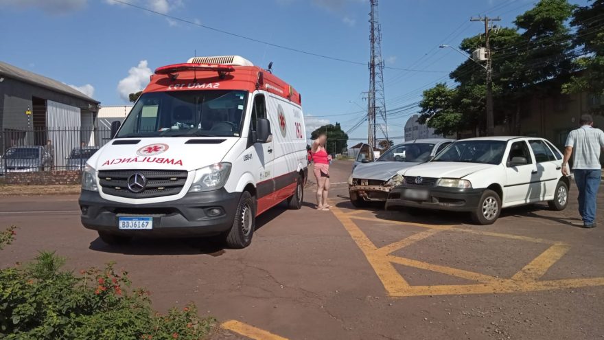 Colisão entre Gol e Ka mobiliza ambulância do Samu no Maria Luiza