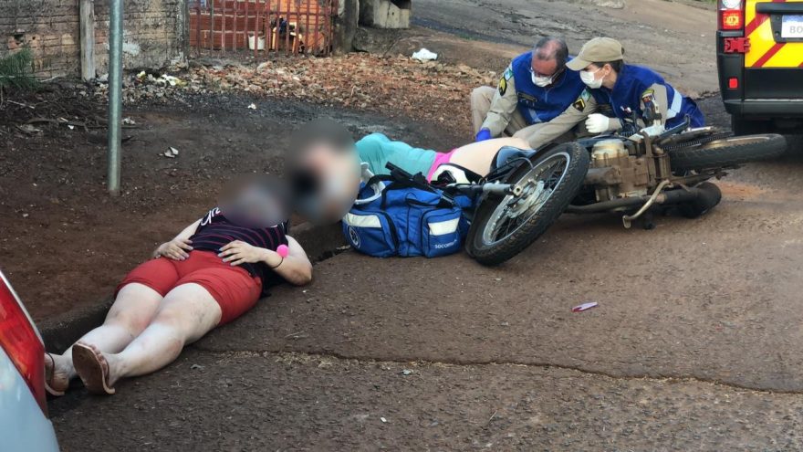 QUEBRA-PAU! Duas motogirls se estabacam em carro e vão parar na UPA