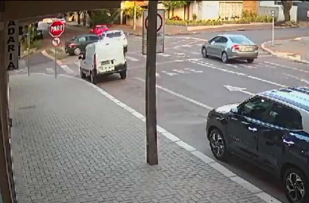 Bebê e criança a bordo: Carros se chocam em Cascavel e todos saem sem um arranhão!