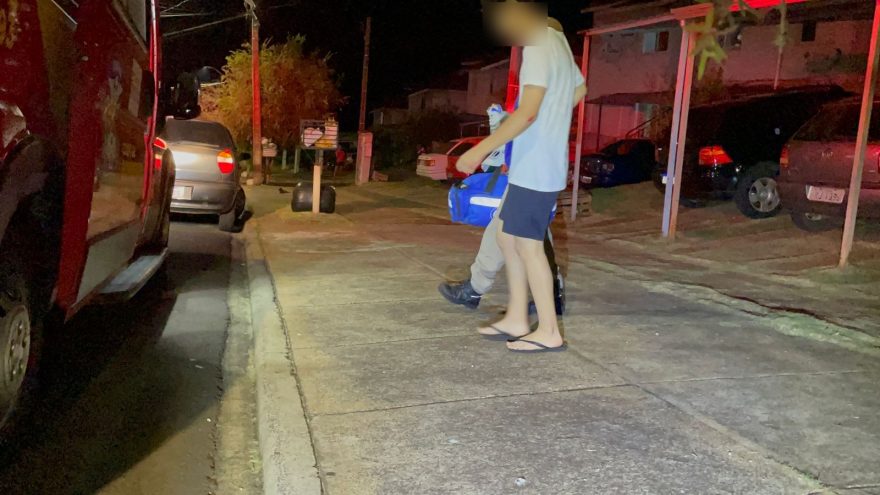 Jovem é socorrido pelo Siate vítima de acidente no Riviera