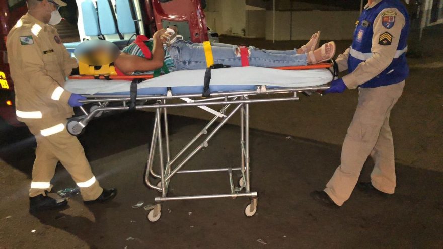 Condutora de moto fica ferida em acidente na Rua Jacarezinho no São Cristóvão