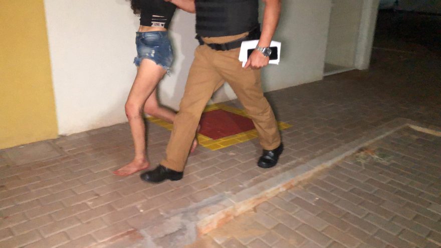 Jovem de 23 anos é presa após agredir idoso a pedradas