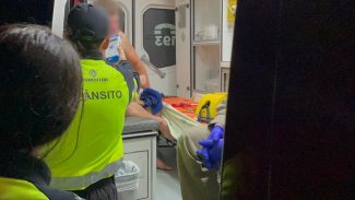 Condutor de Audi apresenta resultado de 0,67 miligramas de álcool após derrubar poste