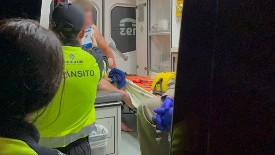 Condutor de Audi apresenta resultado de 0,67 miligramas de álcool após derrubar poste