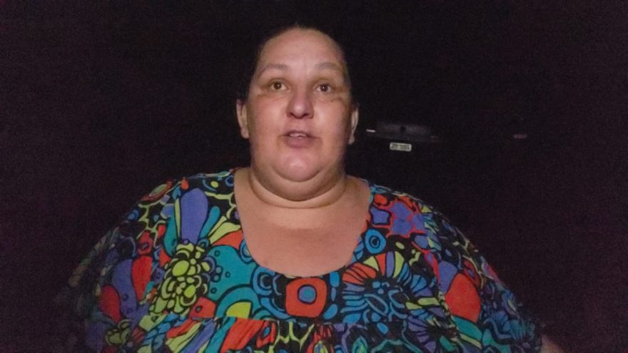 “É a terceira vez que derrubam meu poste”, diz moradora de residência que teve poste derrubado em acidente
