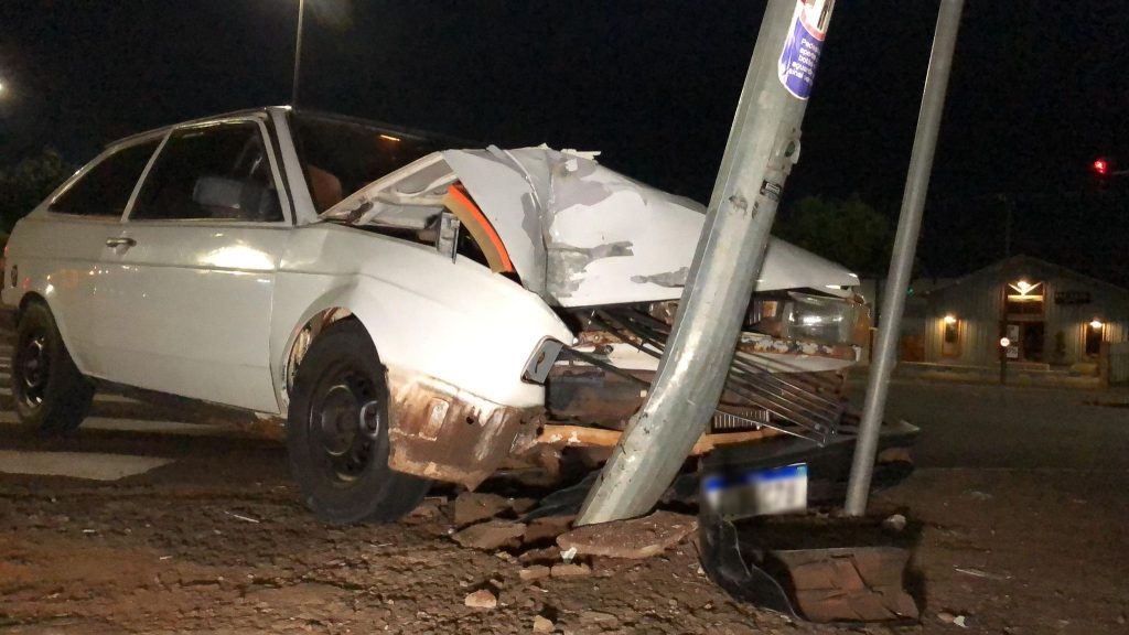 Gol quadrado é abandonado após atingir semáforo na Avenida Tancredo Neves