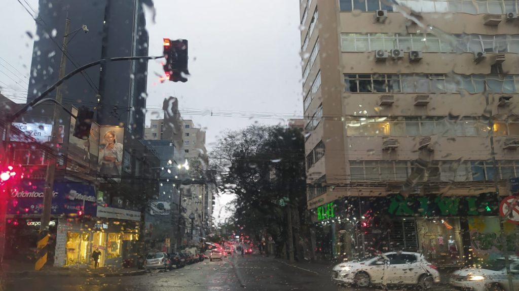 Previsão de dia nublado com pancadas de chuva neste sábado em Cascavel