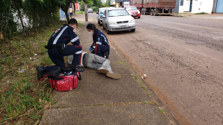 Idoso cai em via pública após queda de pressão na rua Manaus