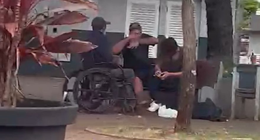 Indivíduos são flagrado cheirando cocaína em pleno calçadão de Cascavel