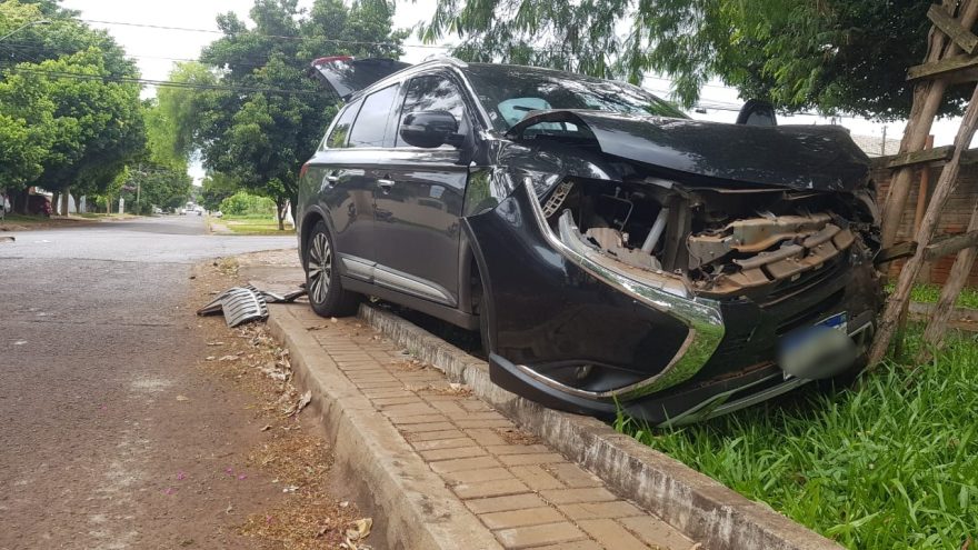 Forte colisão deixa veículos destruídos no bairro Claudete