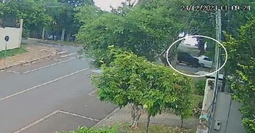 Câmera flagra colisão de trânsito no Claudete