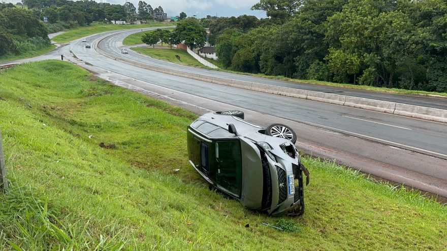 Veículo aquaplana e tomba no canteiro da PRc-467 em Cascavel