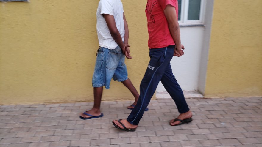 Dois homens são detidos após tentarem quebrar vidro de veículo no Centro de Cascavel