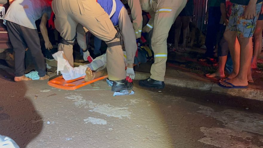 Motociclista tem lesão grave após bater em carro estacionado no Jardim Melissa