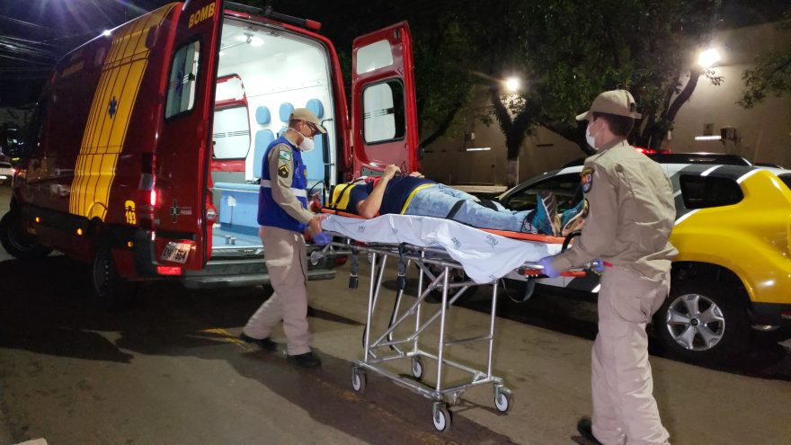 Idoso fratura o nariz ao ser atropelado por Saveiro no Centro