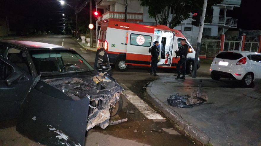 Pancada! Homem fica ferido em forte colisão entre automóveis no centro 