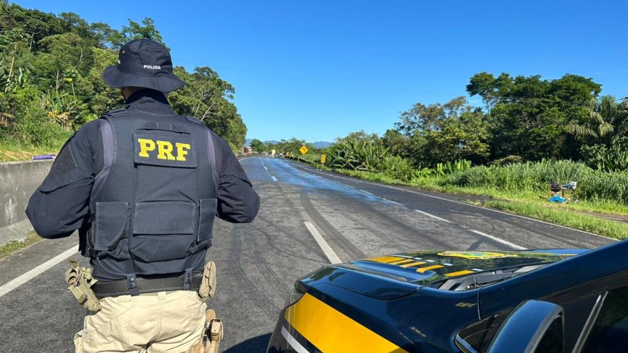 Caminhão carregado com óleo vegetal tomba e interdita a BR-277 em Morretes