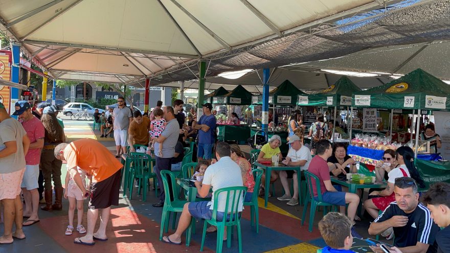 Clima de Natal toma conta da Feira do Teatro