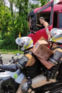 Forças de Segurança auxiliam no atendimento às famílias durante o congestionamento da BR-277