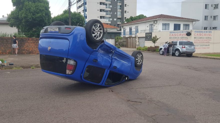 Veículo capota após acidente no Bairro Maria Luiza, em Cascavel