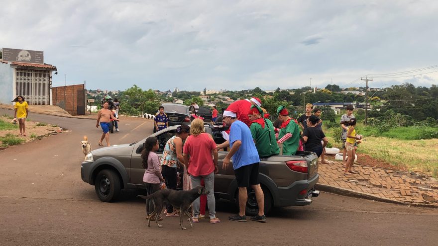 Doce Natal: Motociclistas e Papai Noel entregam milhares de kits de doces em Cascavel