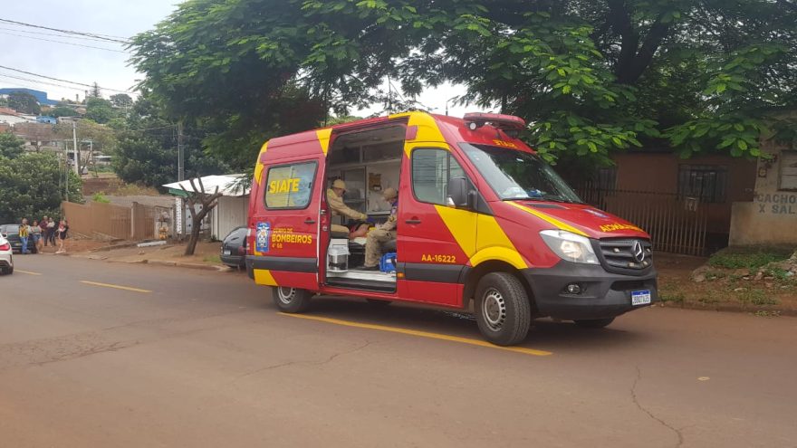 Mulher atropela cachorro e cai de moto no Santa Felicidade
