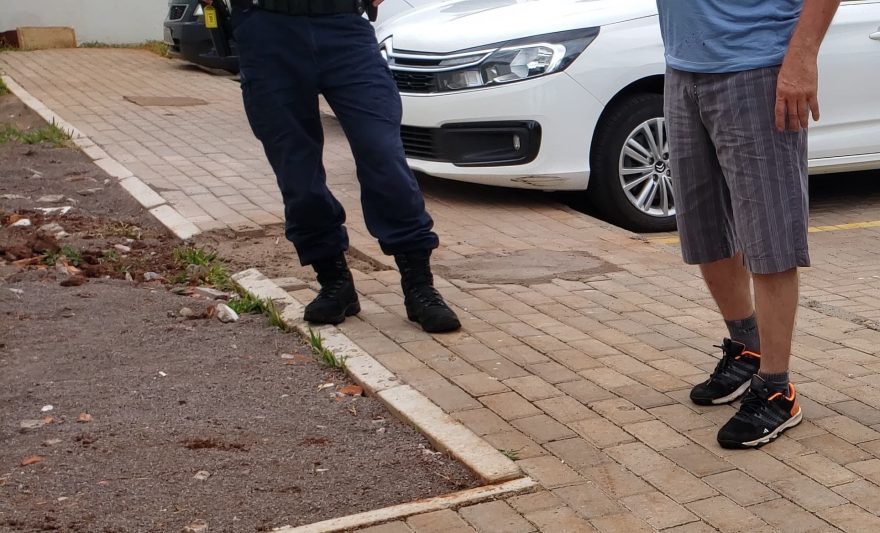 Homem é encaminhado à delegacia após denúncia de cárcere privado