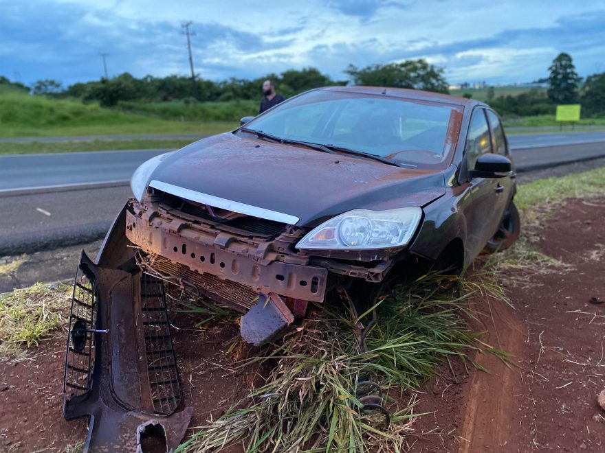 Motorista abandona veículo Focus após capotamento na BR-277