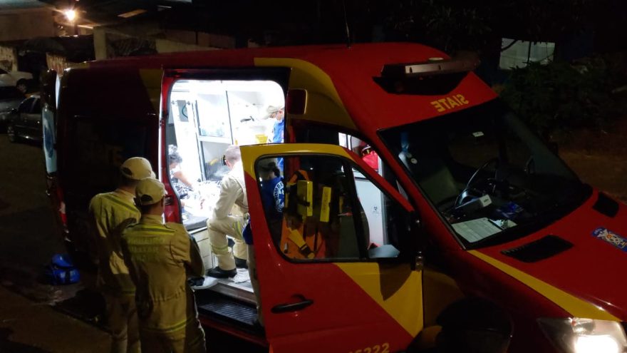 Homem corta o braço com caco de vidro e é socorrido pelo Siate