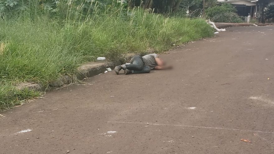 A noite foi boa no Santa Cruz! Homem é flagrado dormindo no meio da rua