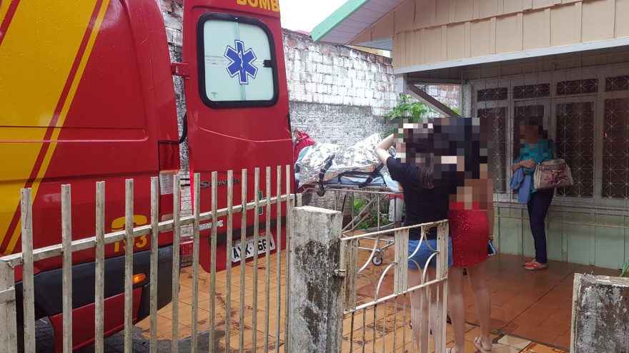 Idoso sofre fratura no fêmur ao cair da escada