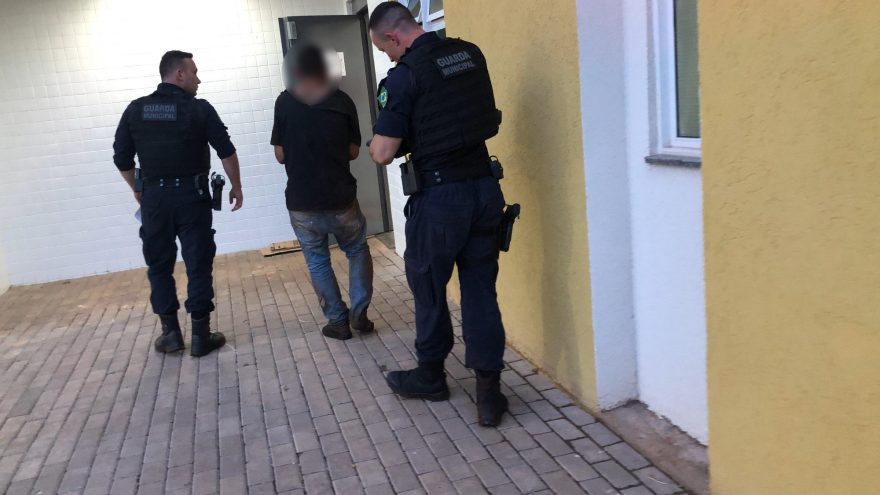 Foragido é enquadrado pela GM e ganha algemas de presente