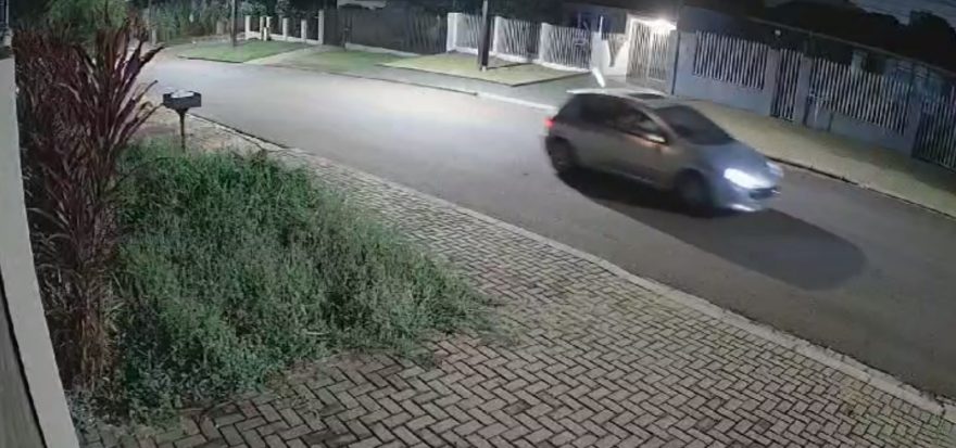 Perigo! Veículo misterioso lança fogos em lotes residenciais no Alto Alegre