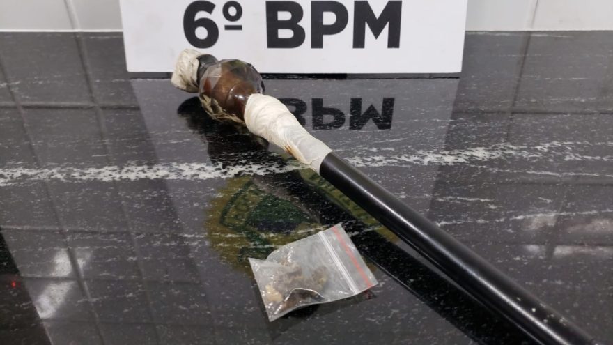 Homem passa em frente à base da PM usando drogas e acaba detido