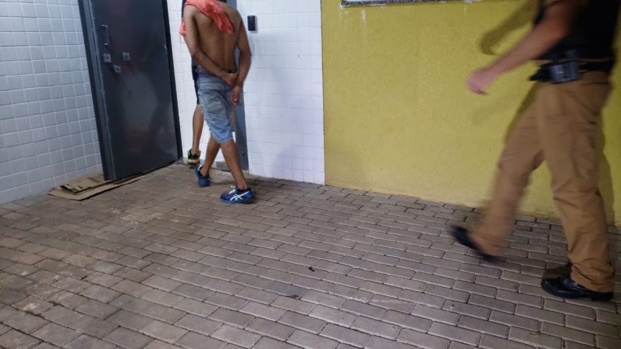 Averiguando denúncia de furto, PM localiza suspeitos arrombado empresa