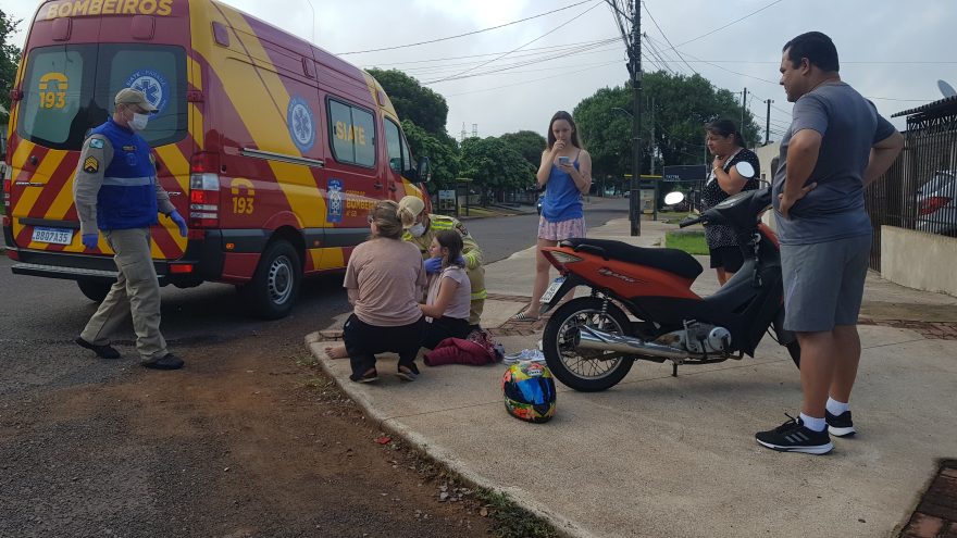 Vectra e Honda Biz colidem na Rua André de Barros no Bairro Santa Felicidade