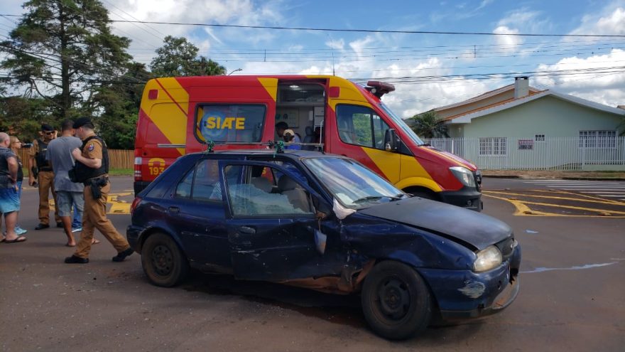 Acidente de trânsito entre carros ocorre na Rua Manaus esquina com Rua Flamboyant