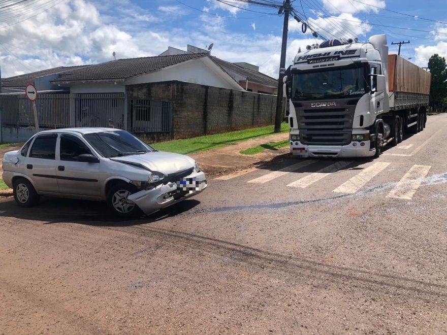 Falta de visibilidade em razão de caminhão estacionado na esquina teria causado acidente no Periolo