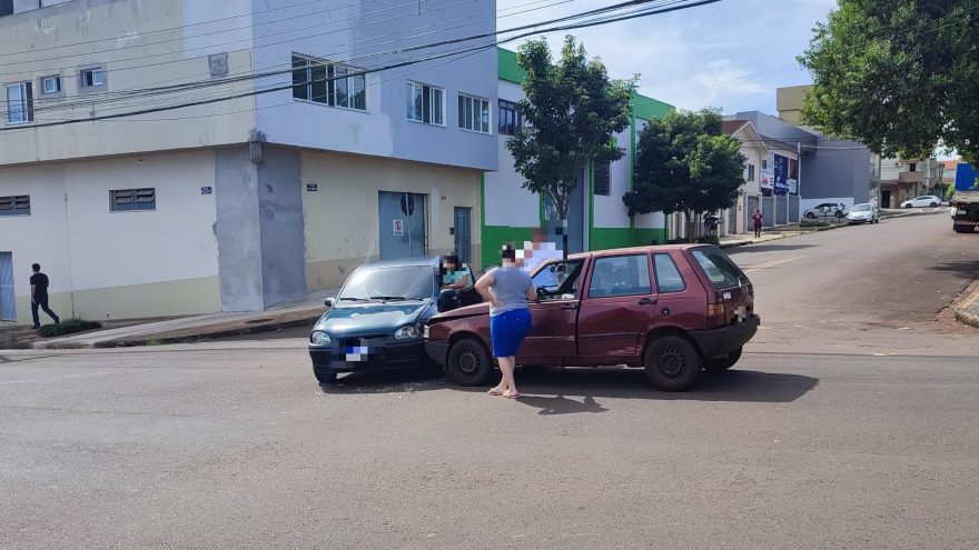 Batida entre Corsa e Uno é registrada no São Cristóvão