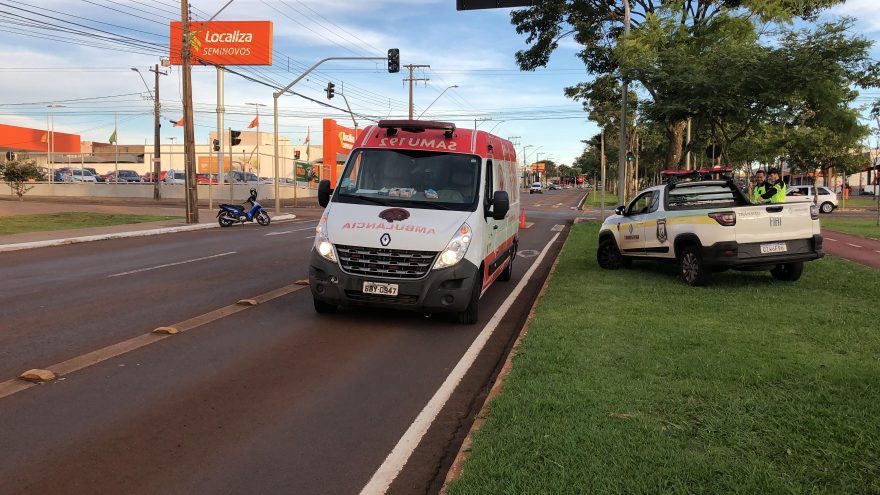 Queda de moto deixa jovem de 22 anos ferida na na Avenida Brasil