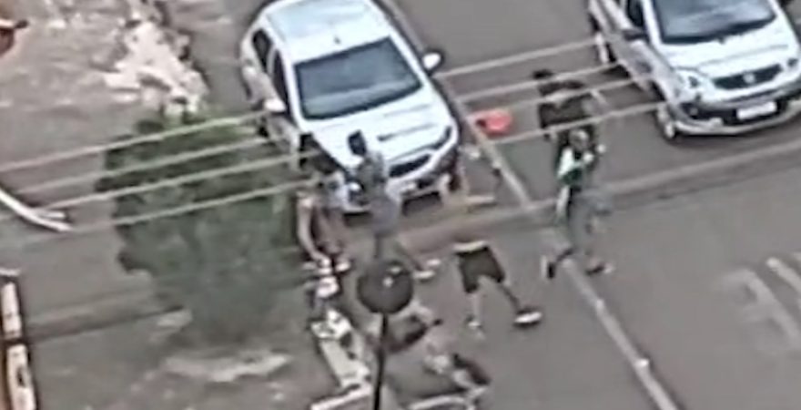 Round 2: homens usam paus e facas em briga na Rua Osvaldo Cruz