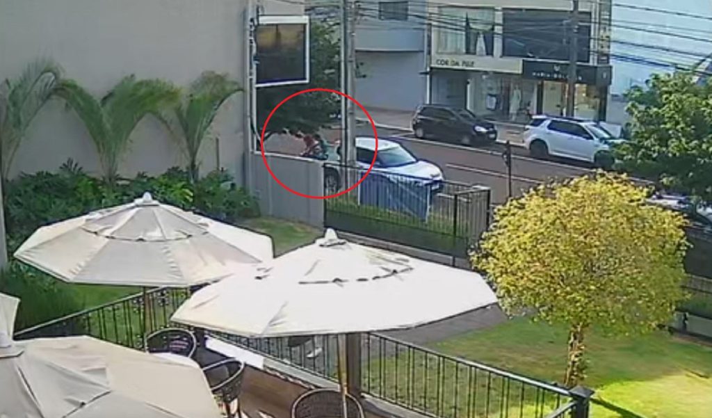 Câmera de segurança registra furto de motocicleta na Rua Mato Grosso