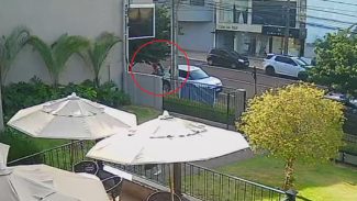 Câmera de segurança registra furto de motocicleta na Rua Mato Grosso