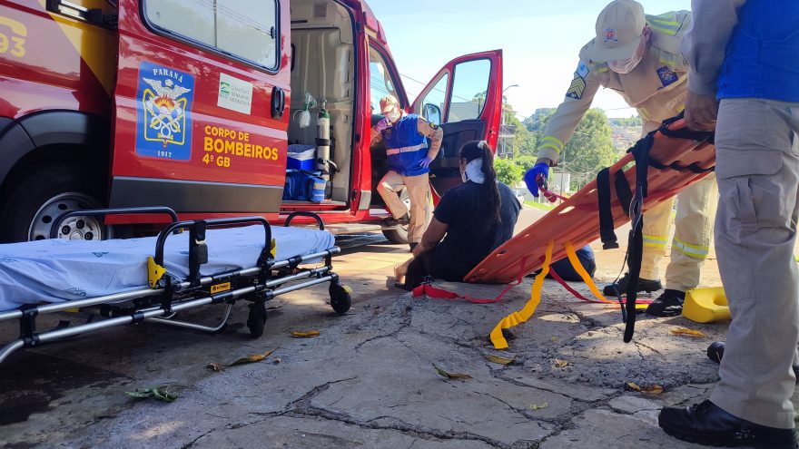 Mulher sofre queda de moto na Rua Medianeira no Bairro Cataratas