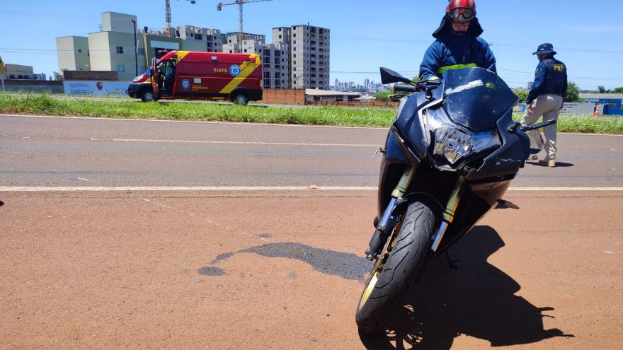 Motociclista de 21 anos fica ferido após colisão com carro na PRc-467