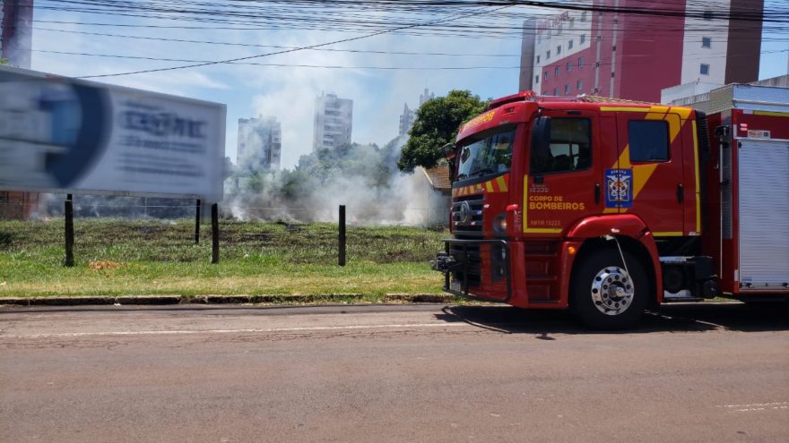 Fumaça causa grandes transtornos no Centro após fogo ser ateado em lote baldio