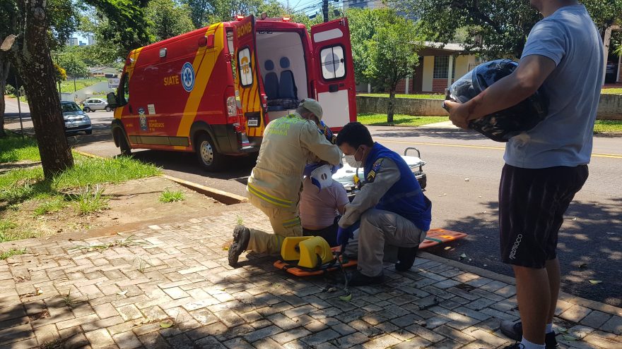 Mulher fica ferida ao cair de moto na Rua da Bandeira